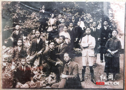 1920年，赴法的新民学会会员在蒙达尔纪聚会，讨论学会方针。图为与会的新民学会会员合影